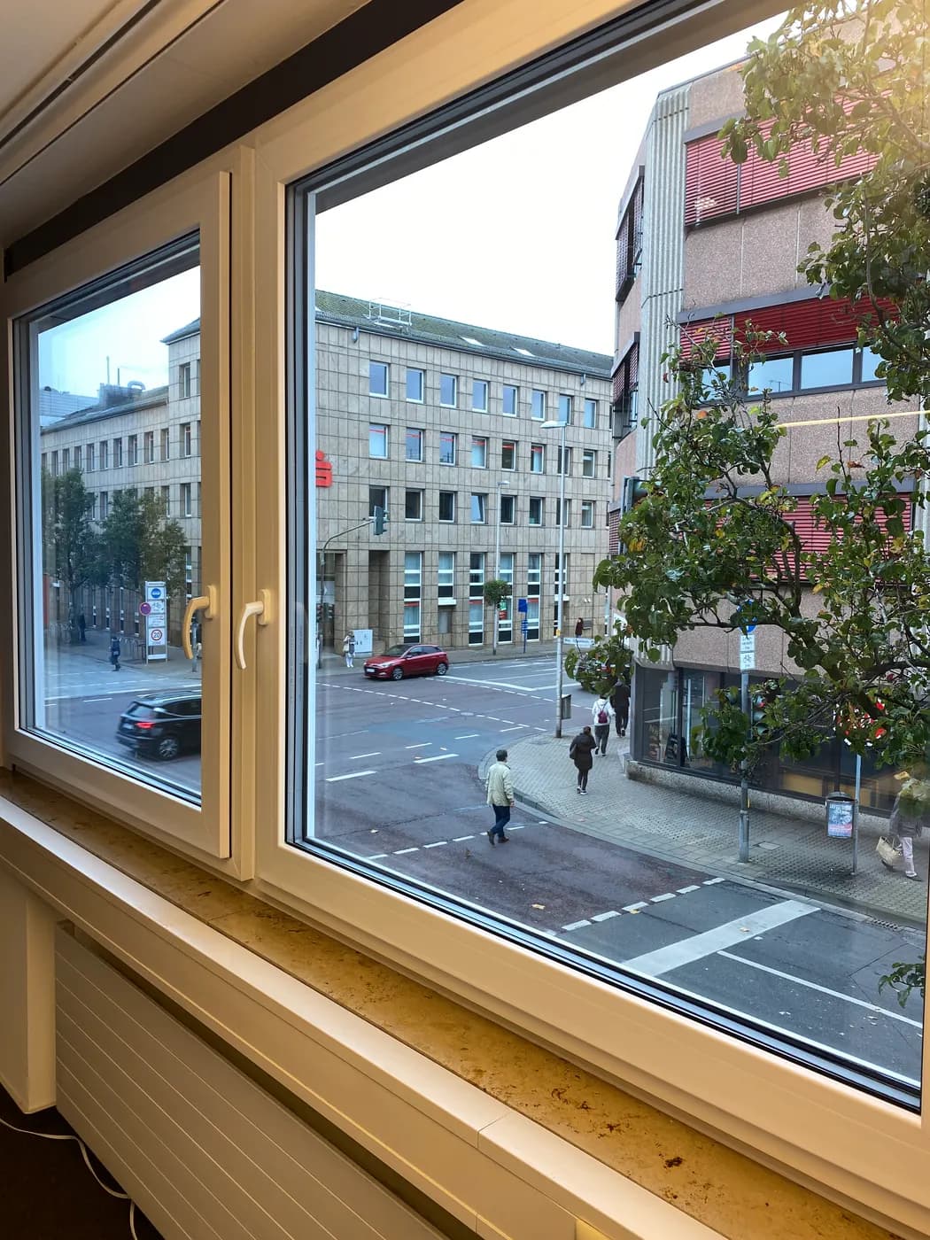Klar gereinigtes Fenster mit Stadtblick