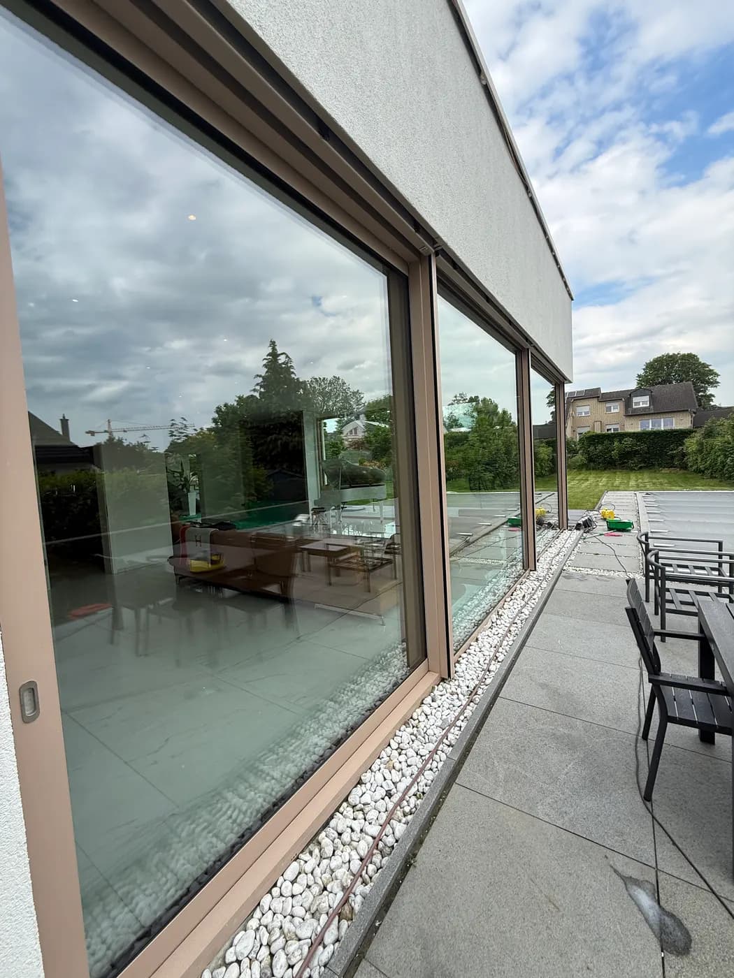 Große Fensterfront mit klarer Sicht in den Garten