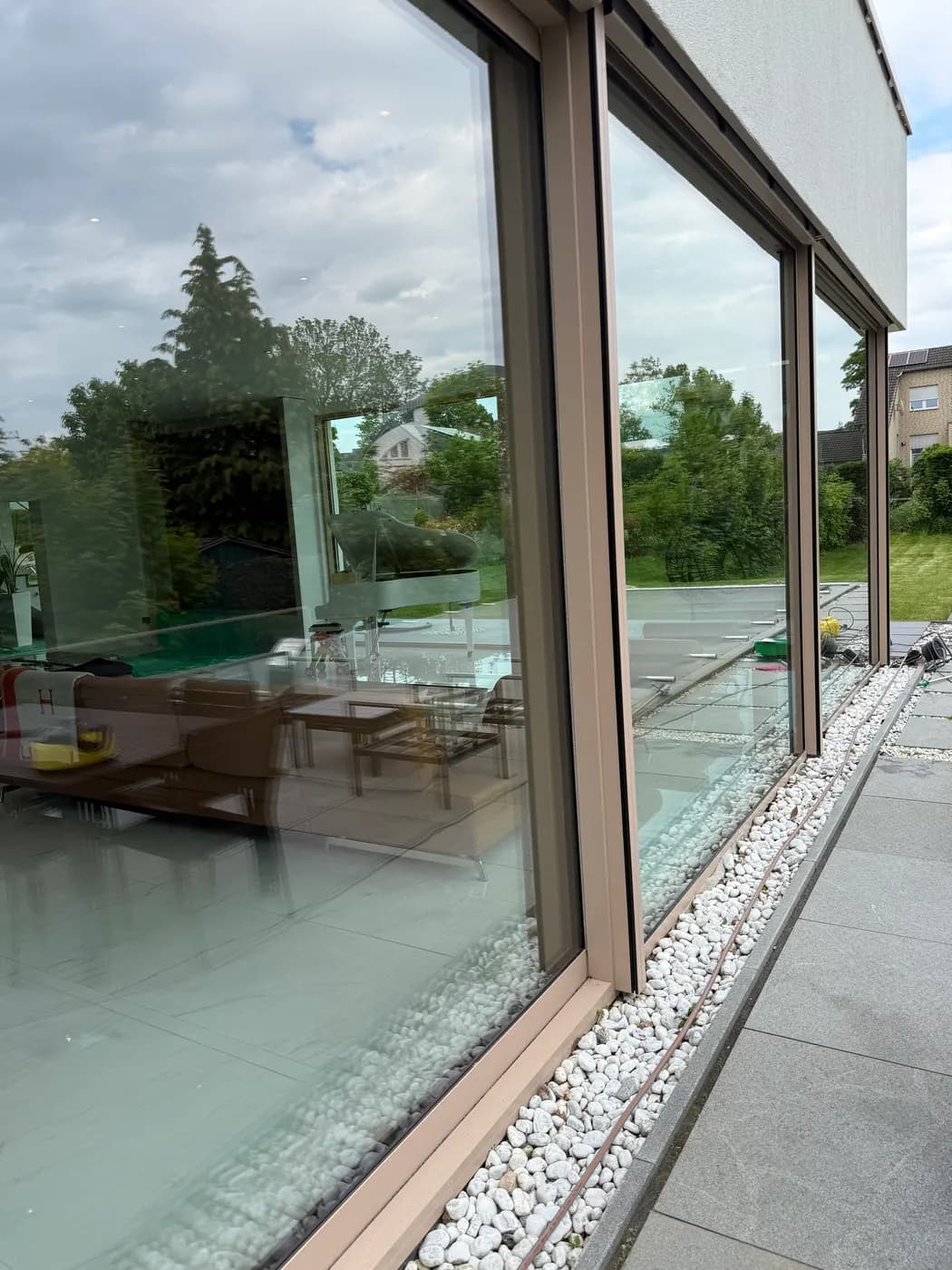 Gereinigte Glasfront an einem modernen Wohnhaus