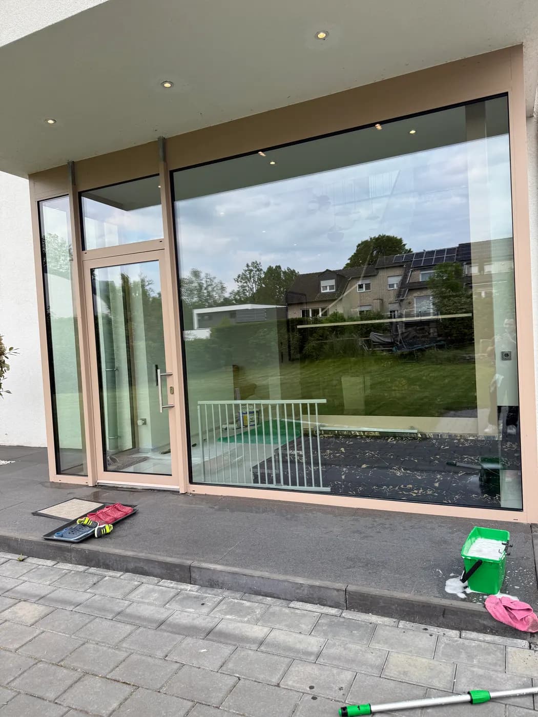 Große Glastür nach der Reinigung
