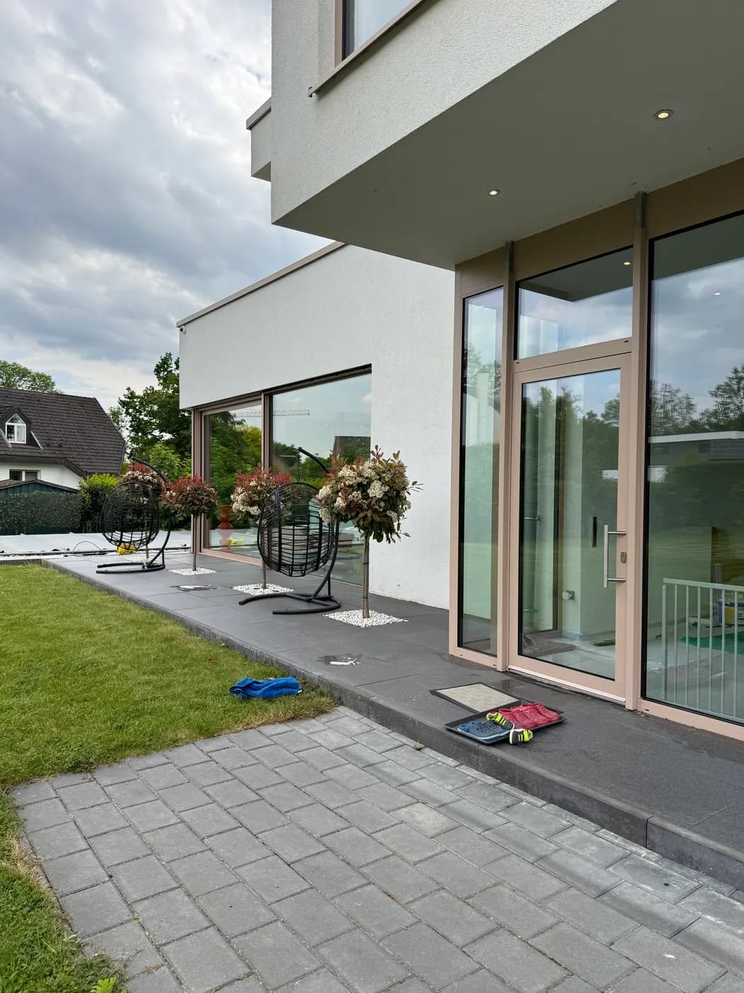 Glasflächen an einem modernen Haus
