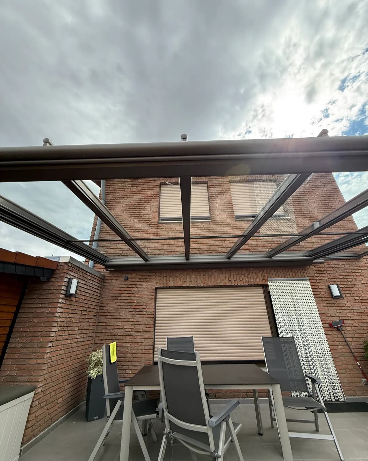 Klares Glasdach einer Terrassenüberdachung nach der Reinigung durch Fenster Sauber