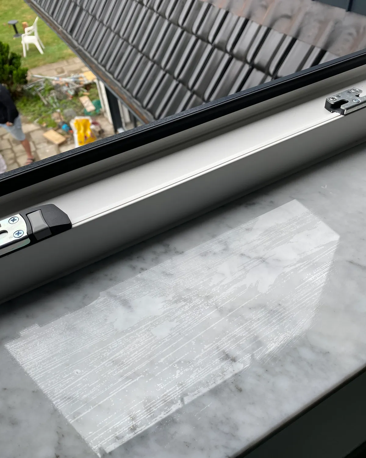 Fensterrahmen und Fensterbank nach der Reinigung durch Fenster Sauber
