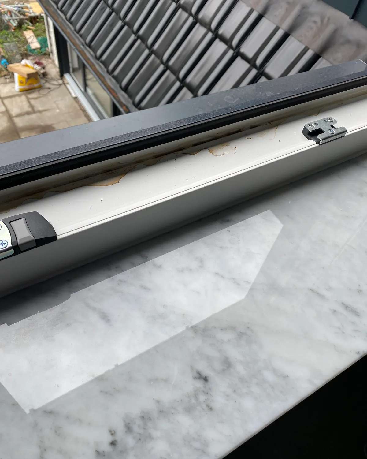 Fensterrahmen und Fensterbank vor der Reinigung