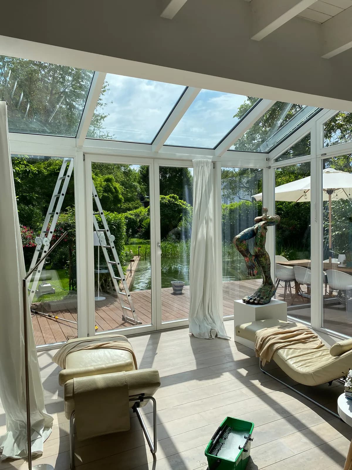 Wintergarten mit Glaswänden und verglastem Dach